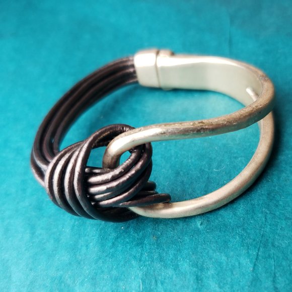 2/10$ Gold tone and brown faux leather bracelet - Picture 1 of 4